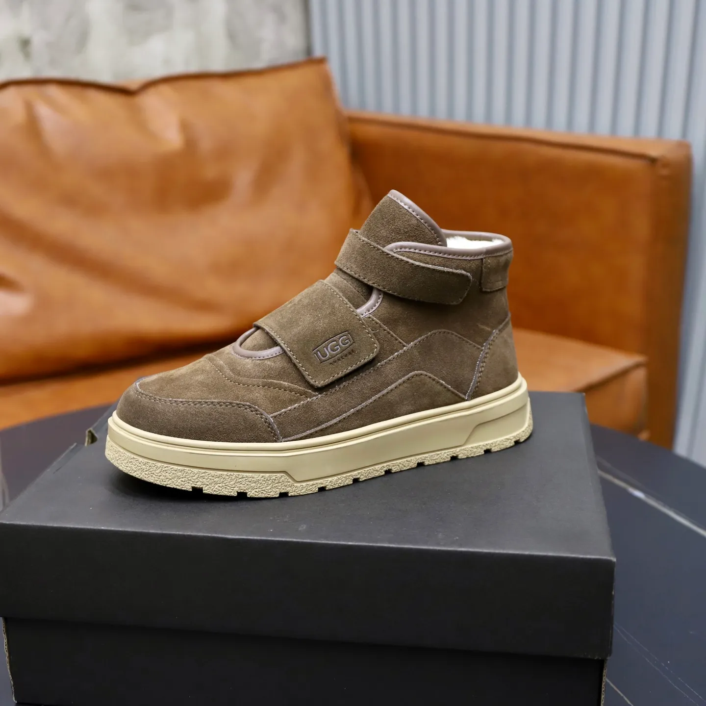 Ex-factory price: 600💰Thick wool imported from Australia Brand: UGG genuine purchase Size: 39-44 Grade: Official website 1:1 Material: First layer of genuine leather waterproof and antifreeze upper Real wool lining Original non-slip soft wear-resistant outsole Style category: Men's casual shoes Trendy style Comfortable on the feet Color: Official website color synchronization